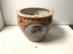 A 20TH IMARI FISH BOWL WITH PAINTED CHARACTER MARKS TO BASE, 38 X 32CMS