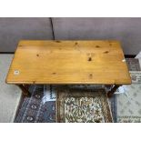 A MODERN PINE RECTANGULAR COFFEE TABLE, 100 X 48CMS