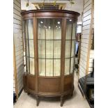 AN EDWARDIAN INLAID MAHOGANY GLAZED BOW FRONTED DISPLAY CABINET ON TURNED CARVED LEGS, 114 X 46 X