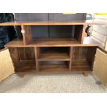 A MODERN TEAK SHELVING UNIT WITH TWO SMALL CUPBOARDS, 126 X 40 X 77CM