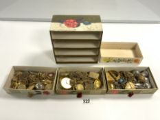A QUANTITY OF GILT METAL ESTEE LAUDER AND SOLID PERFUME COMPACTS ON CHAINS AND PENDANT WATCHES ON