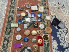 A QUANTITY OF VINTAGE COMPACTS INCLUDING, ESTEE LAUDER, STRATTON, EVETTE, YVES ST LAURENT AND MORE