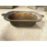 AN ANTIQUE IRON TROUGH WITH REEDED BORDER, 63 X 33CMS