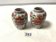 A PAIR OF SMALL CHINESE RUST, WUCAI VASES (CRACK & CHIP TO ONE), 10CMS