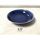 A 20TH CENTURY CHINESE BLUE GROUND SAUCER DISH, CHARACTER MARKS TO BASE, 19CMS