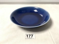 A 20TH CENTURY CHINESE BLUE GROUND SAUCER DISH, CHARACTER MARKS TO BASE, 19CMS