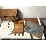 AN ARTIST VINTAGE CANVAS BAG CONTAINING ARTISTS BOARDS, FOLDING EASEL ETC