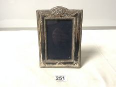 A HALLMARKED SILVER PHOTO FRAME WITH EMBOSSED SWAG DECORATION - LONDON 1988 MAKER - KEYFORD FRAMES
