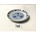 A 20TH CENTURY CHINESE BLUE AND WHITE SAUCER DISH DECORATED WITH FLOWERS, WITH SIX CHARACTER MARKS