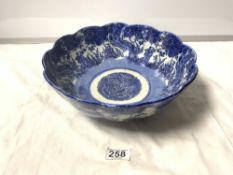 A 19TH/20TH CENTURY BLUE AND WHITE BOWL DEPICTING FIGURE IN A WOODLAND, 28CMS