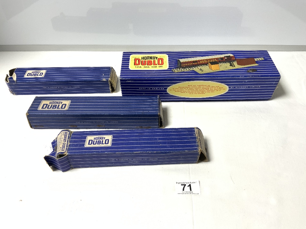 A BOXED HORNBY DUBLO T.P.O MAIL VAN SET, 2 BOXED D13 SUBURBAN COACHES AND ONE BOXED D22 CORRIDOR - Image 2 of 4