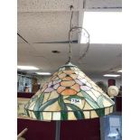 A TIFFANY STYLE HANGING CEILING LIGHT, 47CMS DIAMETER