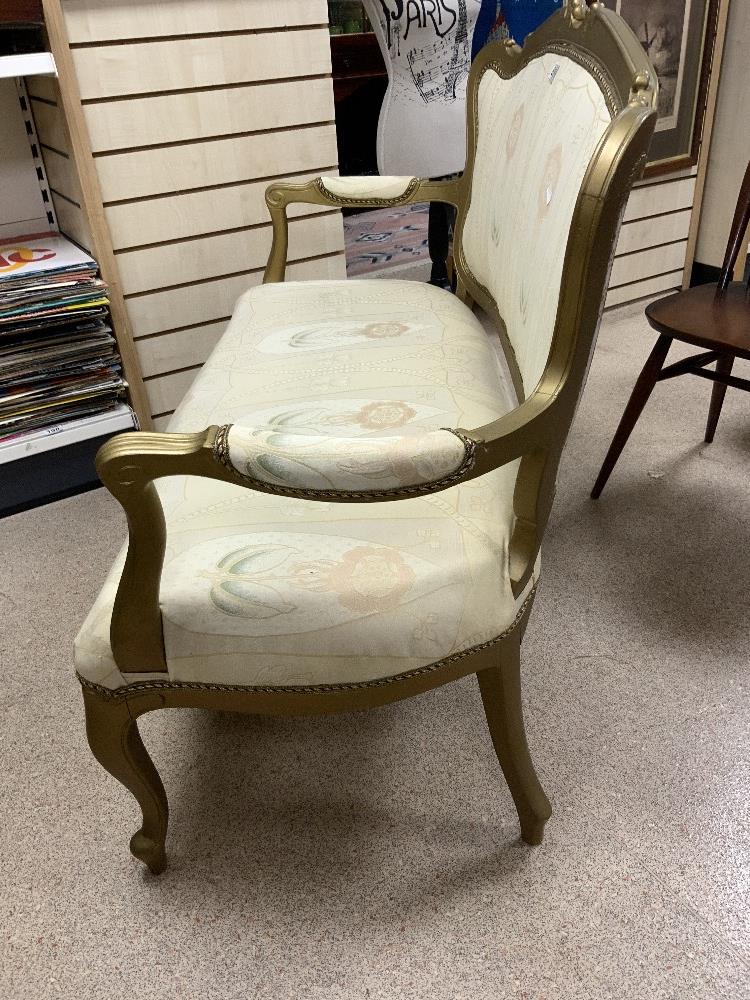 A FRENCH SHAPED SALON SOFA CHAIR PAINTED GOLD WITH CREAM UPHOLSTERY ON CABRIOLE LEGS - Image 2 of 2