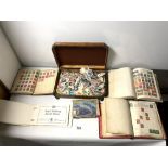 FOUR STAMP ALBUMS OF GB AND COMMONWEALTH STAMPS AND A QUANTITY OF LOOSE STAMPS