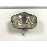 A 925 SILVER STAMPED HEXAFAL DISH WITH HAMMERED PANELS WITHIN CAST BORDER ON PIERCED FEET, 19.