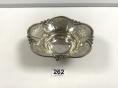 A 925 SILVER STAMPED HEXAFAL DISH WITH HAMMERED PANELS WITHIN CAST BORDER ON PIERCED FEET, 19.