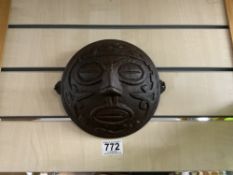 A 19TH/20TH CENTURY IRON WALL MASK OF AZTEC DESIGN, 20CMS DIAMETER