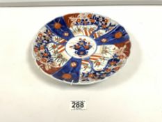 19TH/20TH CENTURY IMARI WALL PLATE WITH SHAPED BORDER EDGE, 28CMS