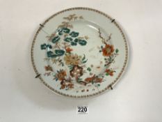AN 18TH/19TH CENTURY CHINESE PORCELAIN CIRCULAR CHARGER DECORATED WITH FAMILLE VERTE ENAMELS, OLD