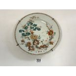 AN 18TH/19TH CENTURY CHINESE PORCELAIN CIRCULAR CHARGER DECORATED WITH FAMILLE VERTE ENAMELS, OLD