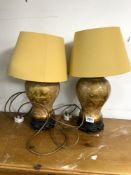A PAIR OF GOLD LACQUERED CHINESE STYLE TABLE LAMPS, 38CMS