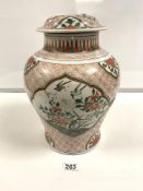 A 20TH CENTURY CHINESE JAPANESE LIDDED JAR WITH GREEN AND RUST COLOUR FLORAL PANEL DECORATION (NO