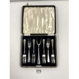 SET OF SIX HALLMARKED SILVER PASTRY FORKS WITH SERVING FORK - ARTHUR PRICE & CO CASED