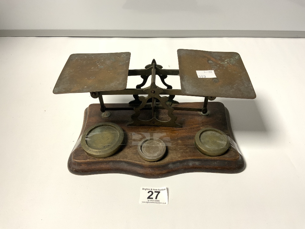 A SET OF VICTORIAN OAK AND BRASS POSTAL SCALES AND WEIGHTS, 27CMS