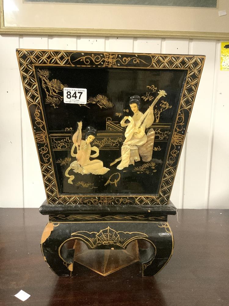 A 20TH CENTURY ORIENTAL LACQUER AND MOTHER OF PEARL PLANTER