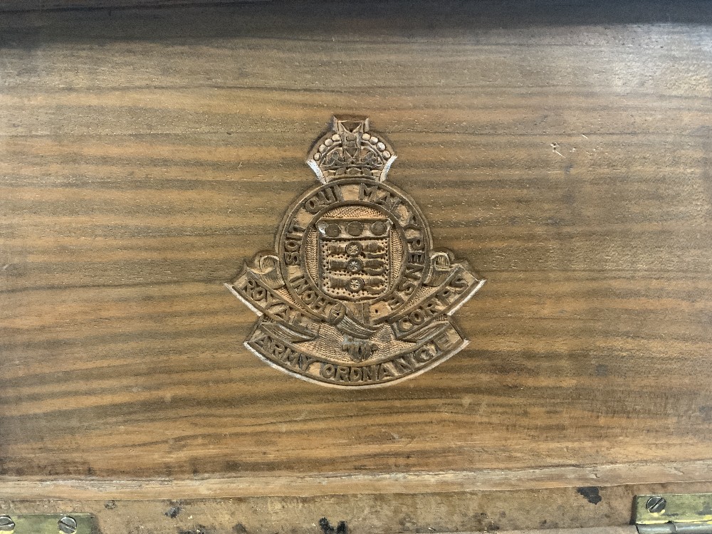 A CARVED HARDWOOD CIGARETTE BOX WITH A MILITARY CREST FOR ROYAL CORPS ARMY ORDNANCE - Image 2 of 5