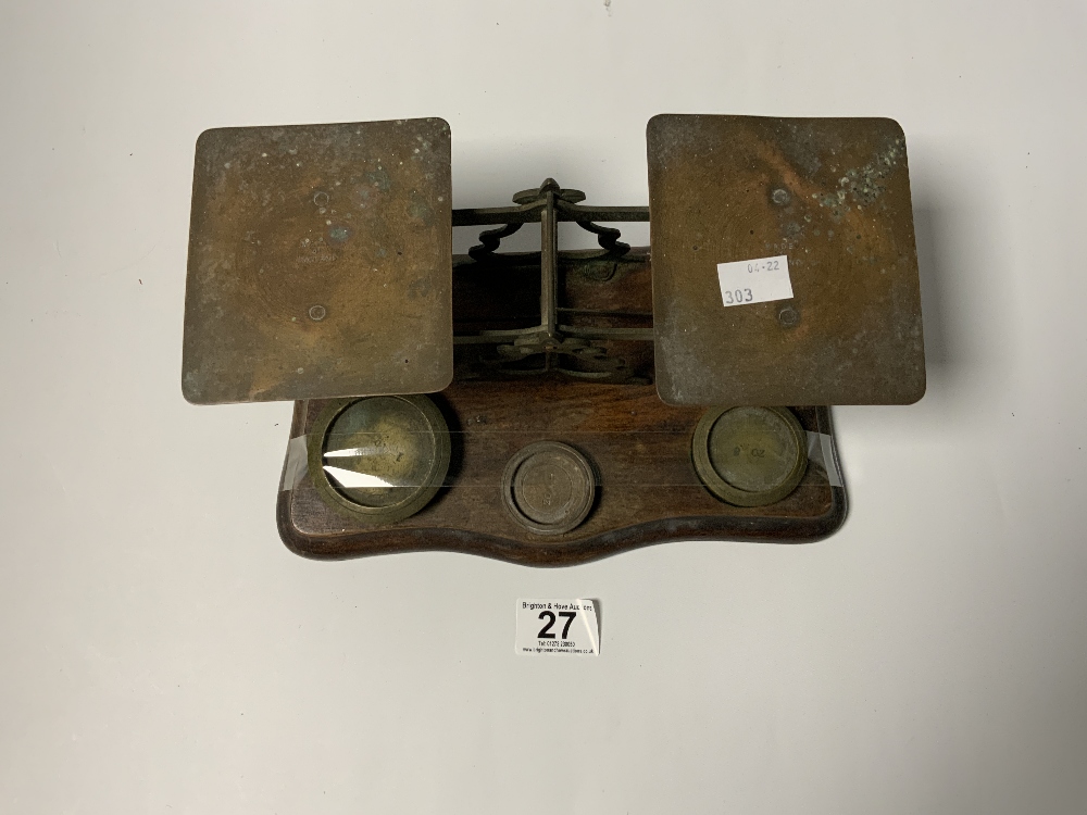 A SET OF VICTORIAN OAK AND BRASS POSTAL SCALES AND WEIGHTS, 27CMS - Bild 3 aus 3