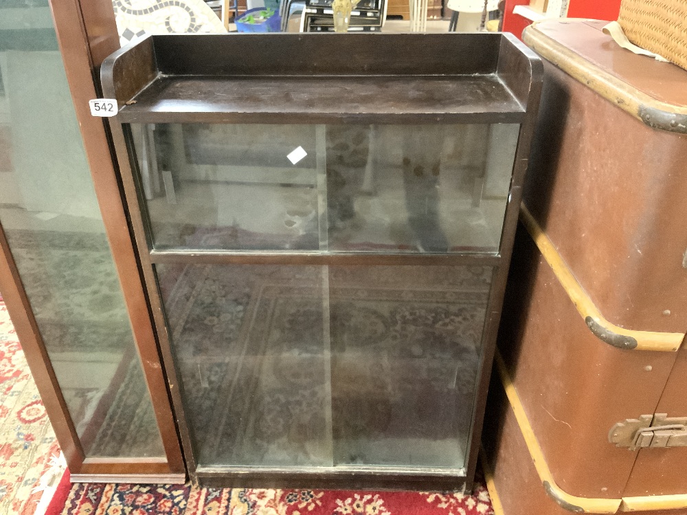 A SLIM GLAZED MAHOGANY GUN CABINET 20 X 128CMS AND A DWARF OAK BOOKCASE WITH SLIDING GLASS DOORS - Image 4 of 4