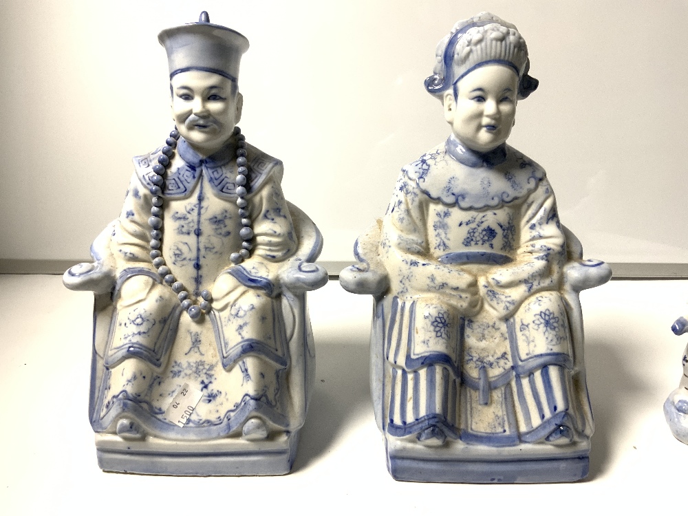 A PAIR OF REPRODUCTION CHINESE BLUE & WHITE FIGURES - SEATED AND FIGURE OF A RICKSHAW, THE TALLEST - Image 3 of 6