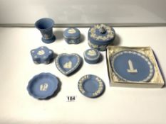 A QUANTITY OF BLUE AND WHITE WEDGWOOD JASPERWARE, INCLUDES A CIRCULAR LIDDED POWDER POT, SMALL