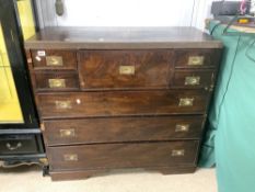 A MAHOGANY MILITARY STYLE SECERATAIRE CHEST OF EIGHT DRAWERS, 114 X 52 X 108CMS