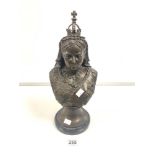 A 20TH CENTURY BRONZE BUST OF QUEEN VICTORIA ON CIRCULAR MARBLE PLINTH, 40CMS