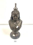 A 20TH CENTURY BRONZE BUST OF QUEEN VICTORIA ON CIRCULAR MARBLE PLINTH, 40CMS