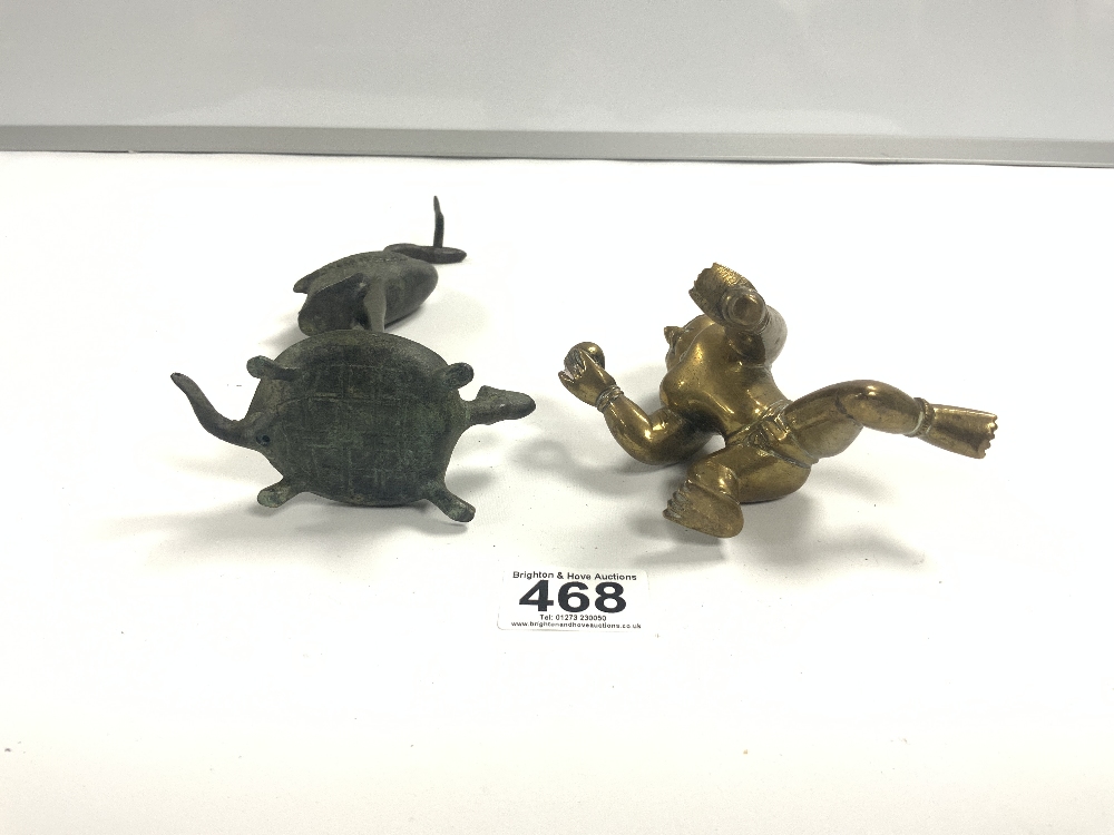 ORIENTAL BRASS LADDU FIGURE OF A KNEELING BOY HOLDING A BALL AND METAL FIGURE OF A STORK ON A - Image 4 of 4