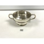 A HALLMARKED SILVER TWO HANDLED PEDESTAL BOWL, LONDON 1920, 448 GRAMS MAKERS- GOLDSMITHS &
