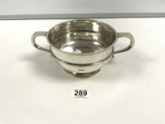 A HALLMARKED SILVER TWO HANDLED PEDESTAL BOWL, LONDON 1920, 448 GRAMS MAKERS- GOLDSMITHS &