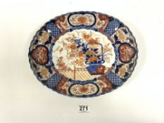 A JAPANESE IMARI PORCELAIN OVAL WALL PLATE DECORATED WITH VASE OF FLOWERS, 33CMS