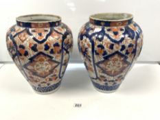 A PAIR OF EARLY 20TH CENTURY/LATE 19TH CENTURY JAPANESE IMARI PATTERN VASES (AF), 34CMS
