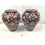 A PAIR OF EARLY 20TH CENTURY/LATE 19TH CENTURY JAPANESE IMARI PATTERN VASES (AF), 34CMS