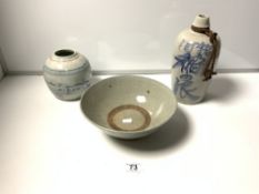 A 19TH/20TH CENTURY CHINESE BLUE AND WHITE BOTTLE 28CMS, CHINESE BLUE AND WHITE BOWL, 25CMS (A/F),