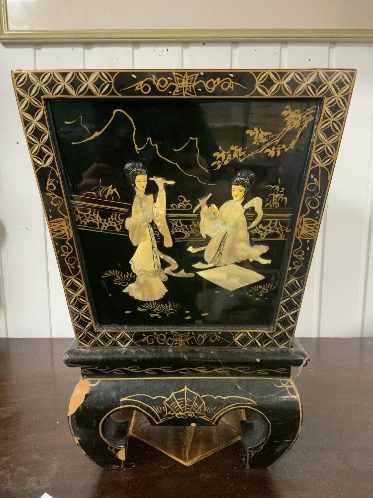 A 20TH CENTURY ORIENTAL LACQUER AND MOTHER OF PEARL PLANTER - Image 5 of 5