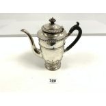 A HALLMARKED SILVER COFFEE POT WITH ACANTHUS MOULDED DECORATION ON CIRCULAR PEDESTAL BASE, LONDON