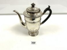 A HALLMARKED SILVER COFFEE POT WITH ACANTHUS MOULDED DECORATION ON CIRCULAR PEDESTAL BASE, LONDON