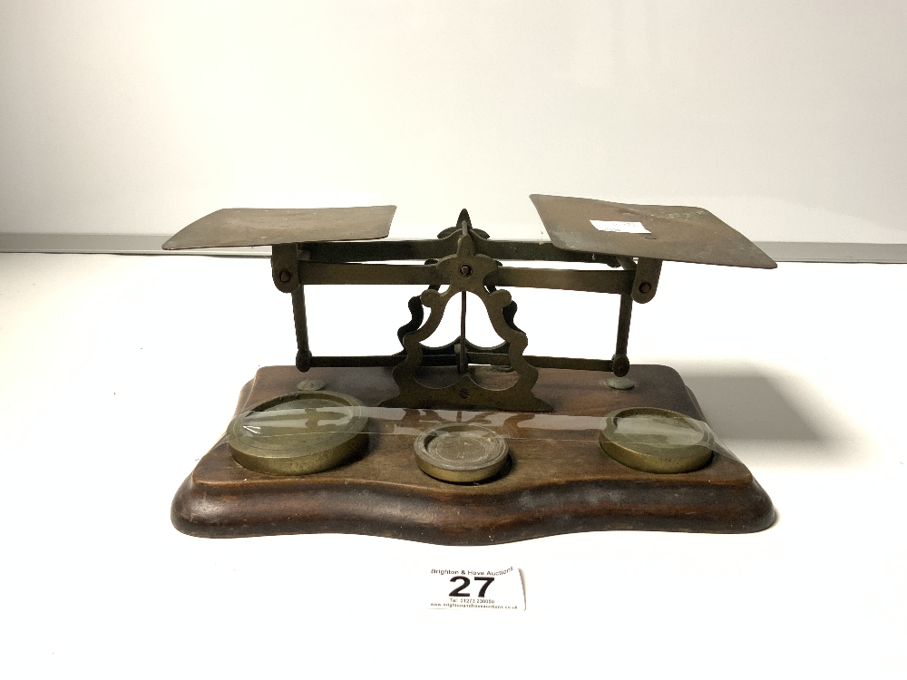 A SET OF VICTORIAN OAK AND BRASS POSTAL SCALES AND WEIGHTS, 27CMS - Bild 2 aus 3