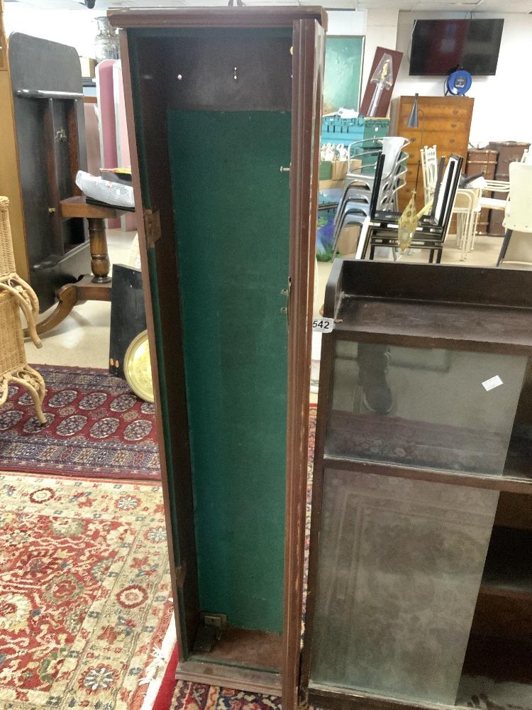 A SLIM GLAZED MAHOGANY GUN CABINET 20 X 128CMS AND A DWARF OAK BOOKCASE WITH SLIDING GLASS DOORS - Image 2 of 4