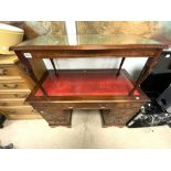 A REPRODUCTION MAHOGANY PEDESTAL DESK, 120 X 60 X 78CMS AND A REPRODUCTION LEATHER TOP COFFEE TABLE